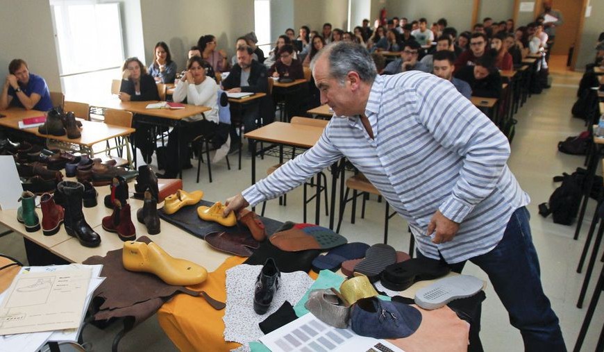El calzado, nueva línea de experimentación para los alumnos de Diseño Industrial de Ferrol.