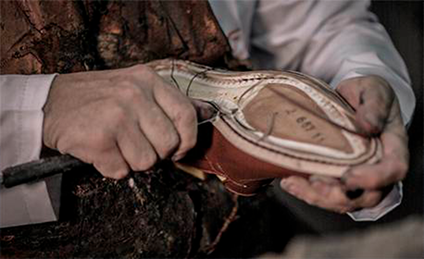 Zapatos artesáns feitos a medida.